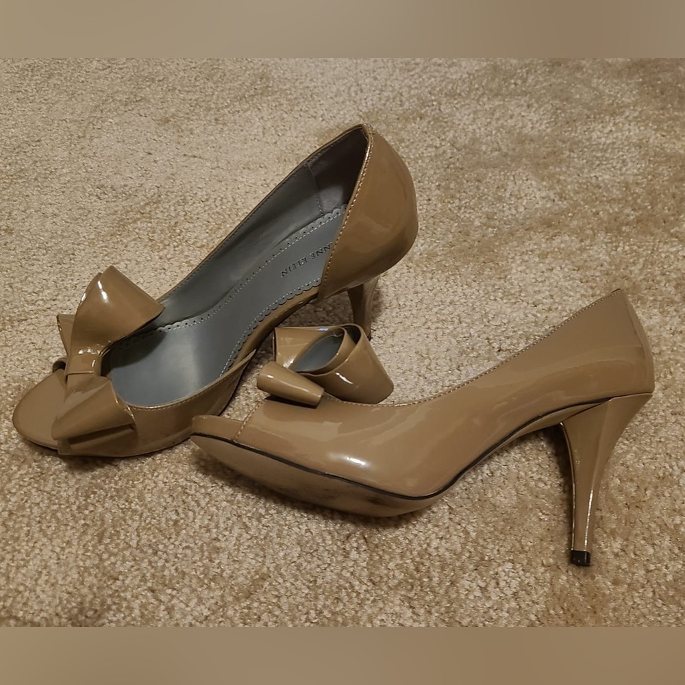 Anne Klein heels with Bow - 8.5
